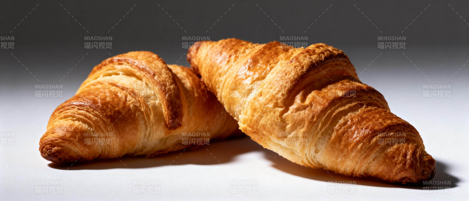 金黄酥脆的羊角面包图片