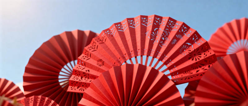 红扇迎风展图片