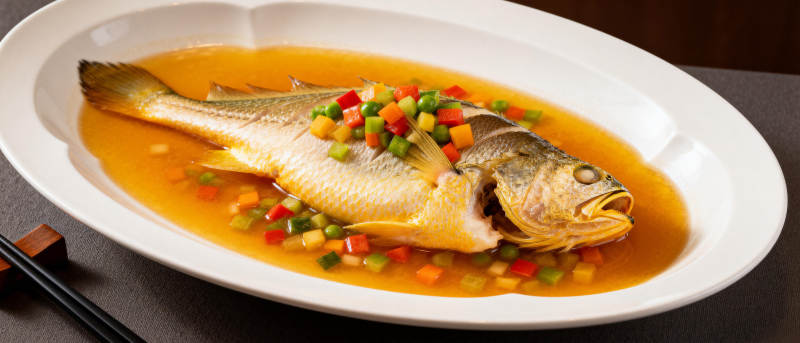 清蒸黄鱼配蔬菜图片