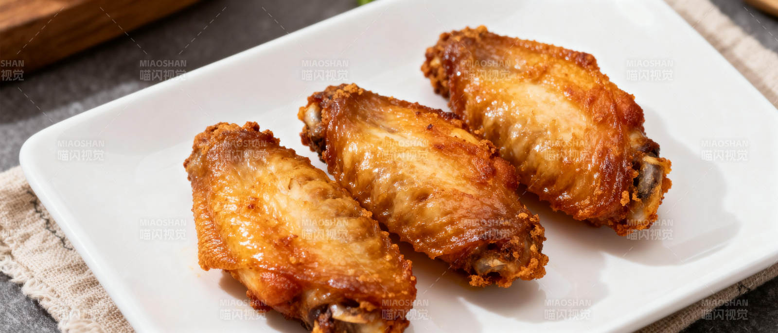 金黄烤鸡翅图片