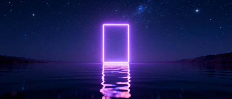 星夜紫门映水光图片