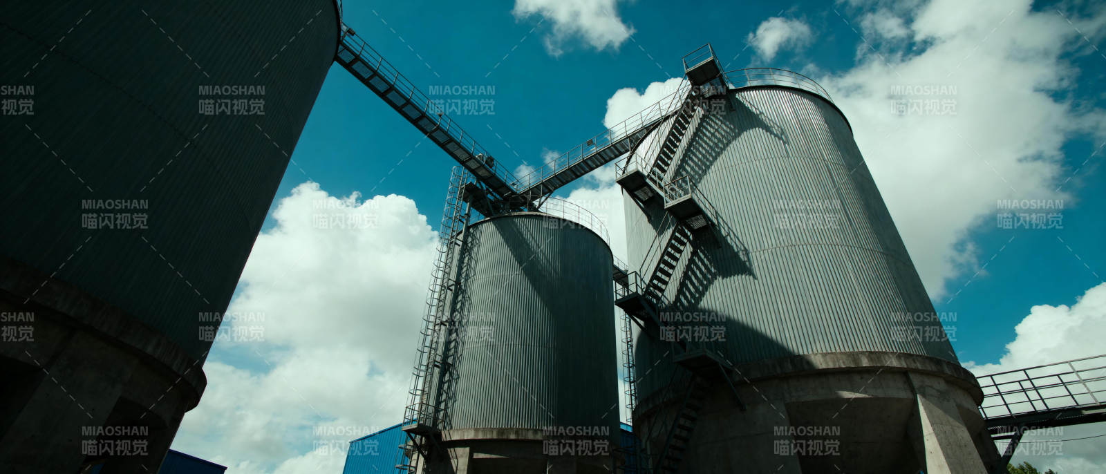 工业储罐与蓝天图片