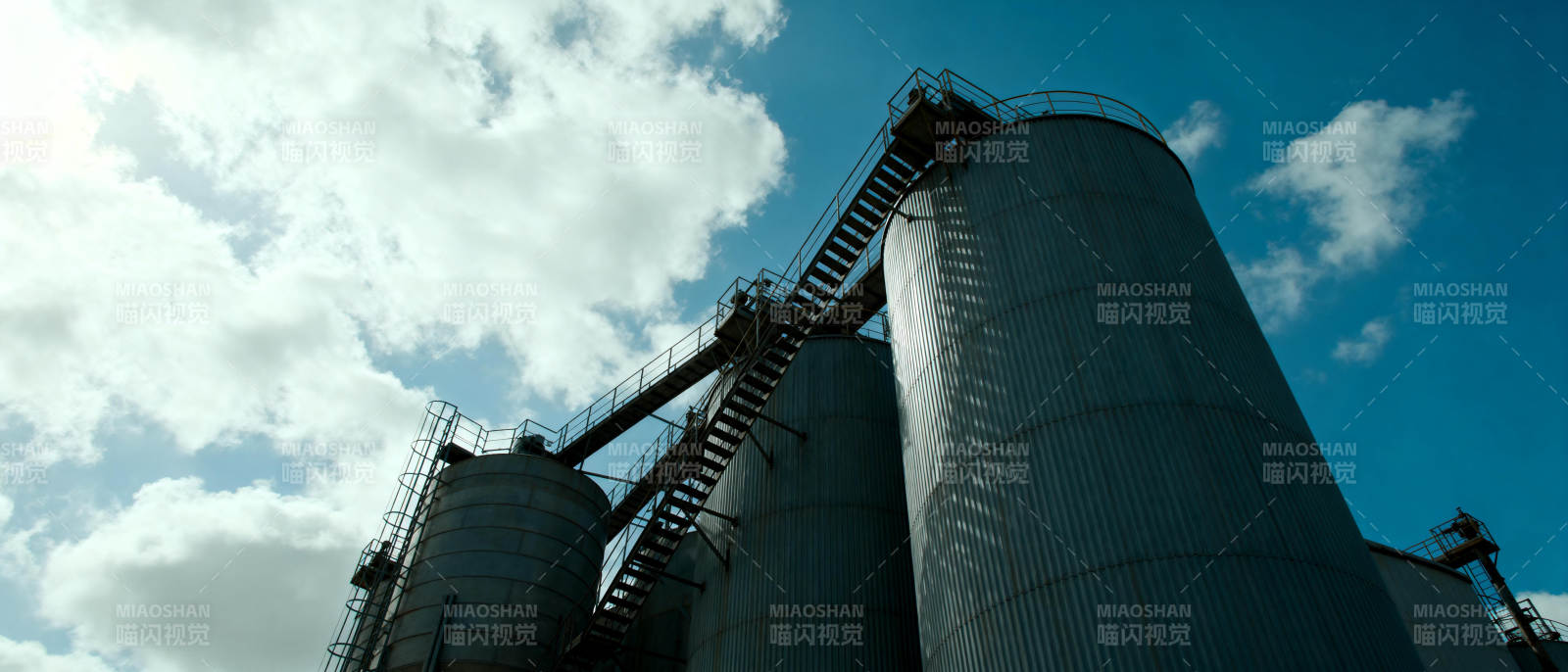 工业储罐剪影图片