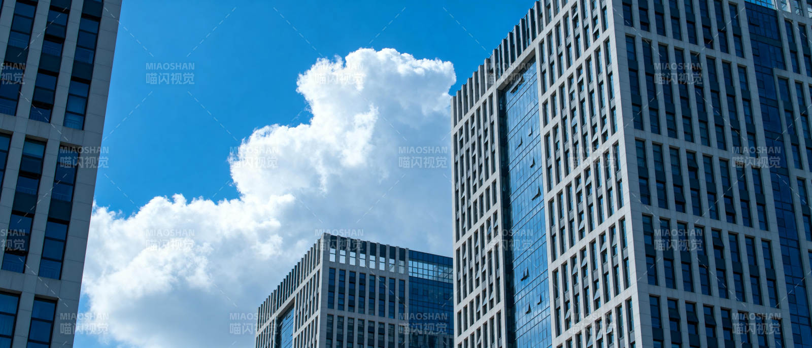 城市高楼与蓝天白云图片