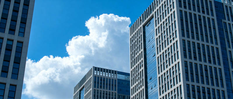 城市高楼与蓝天白云图片