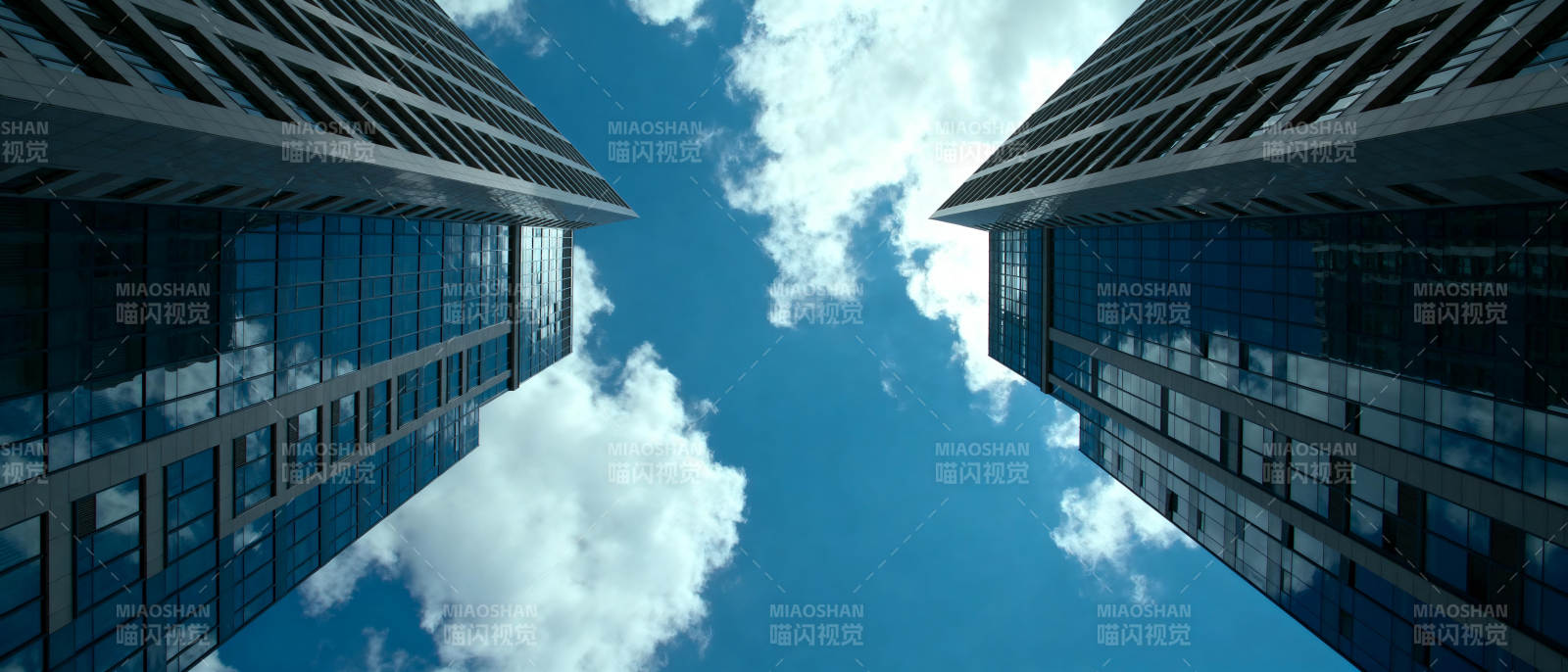 双塔映蓝天图片