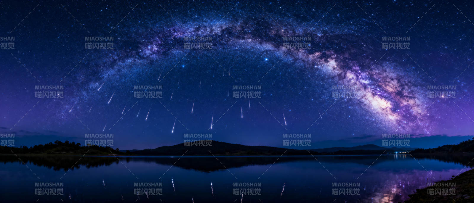 星河倒映湖面图片