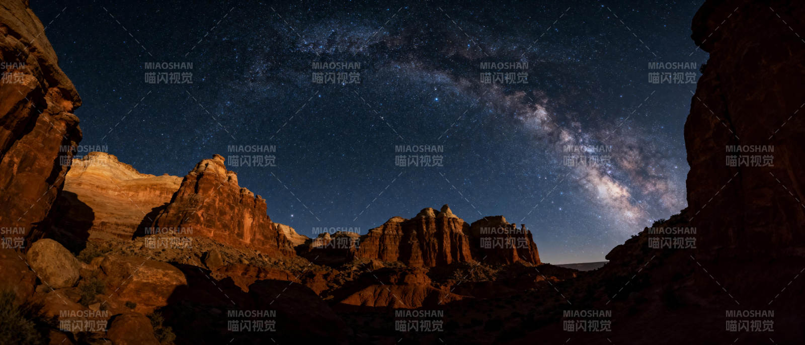 星空下的峡谷奇观图片