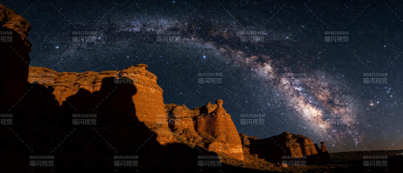 星河映岩壁图片