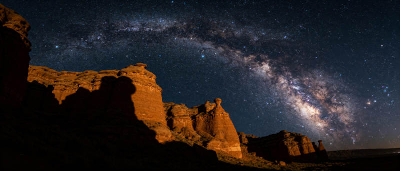 星河映岩壁图片