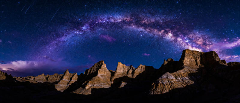 星河映山峦图片