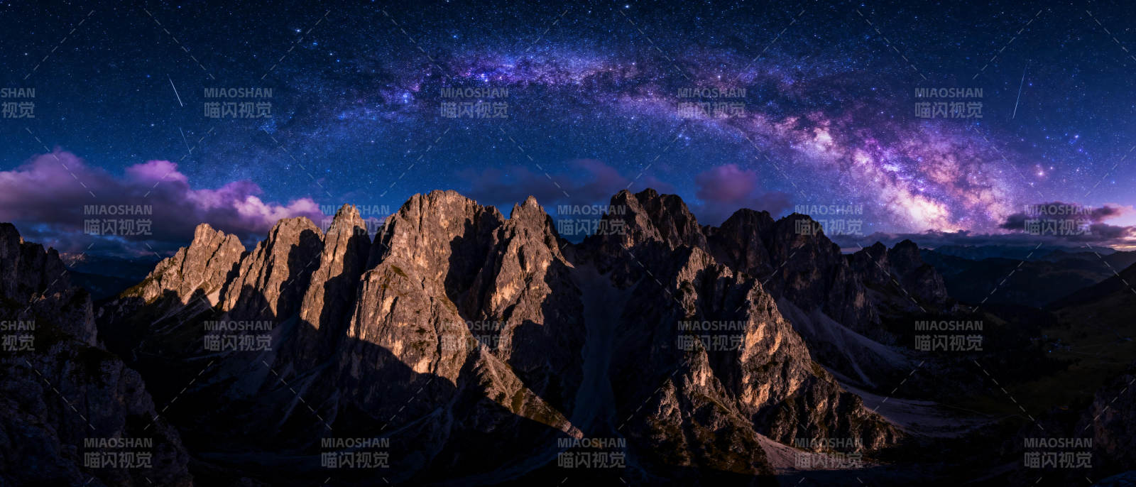 星河映山峦图片