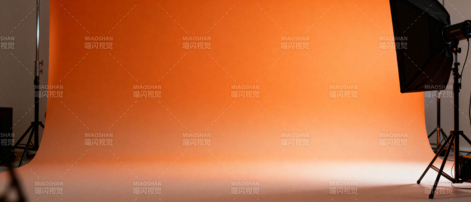 橙色背景摄影棚图片
