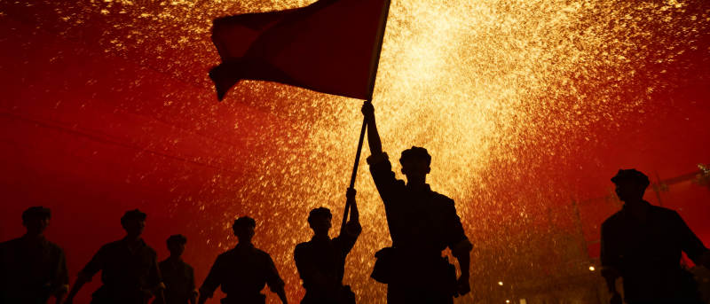 烈火中的旗帜图片