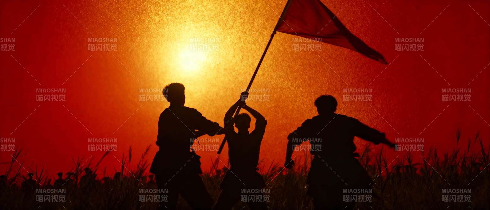 红旗映日 勇者前行图片