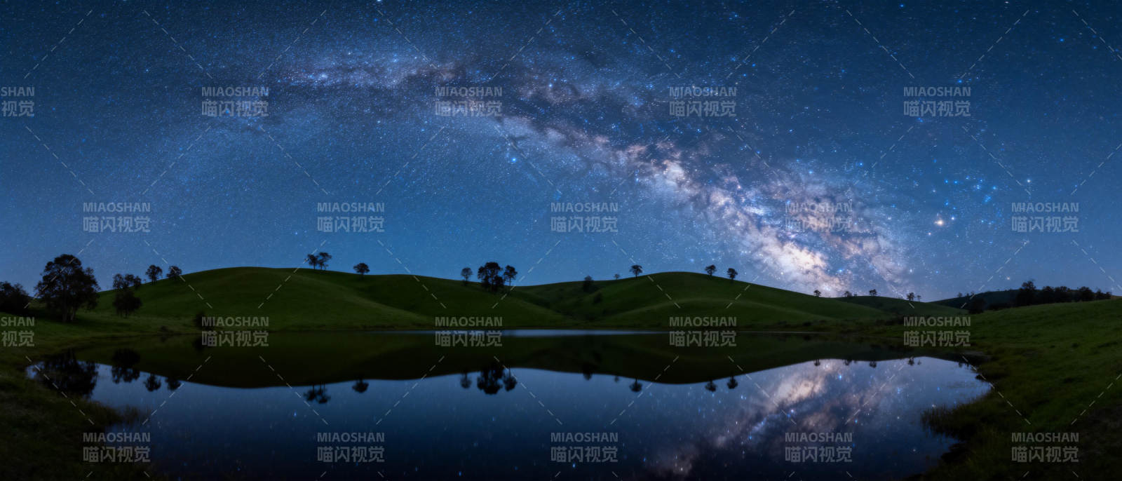银河映湖夜景图片