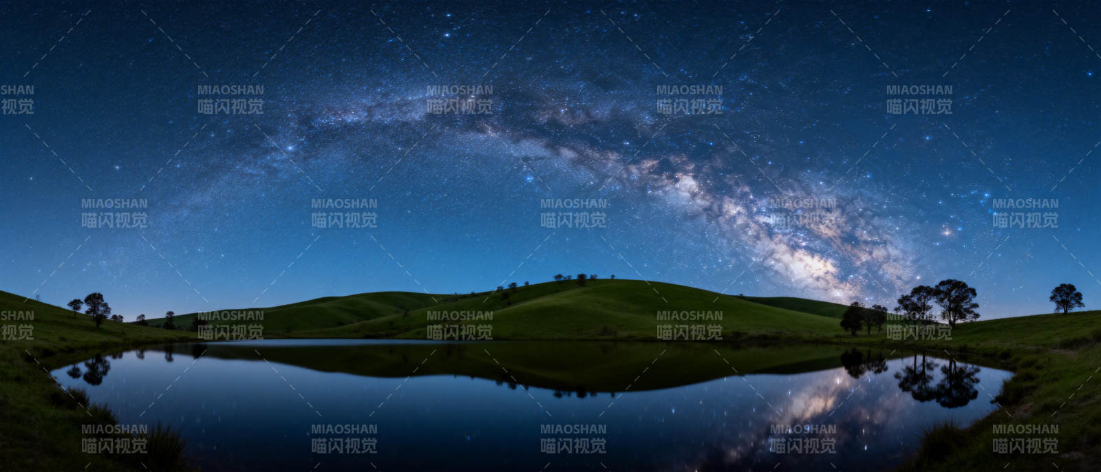 银河映湖夜景图片