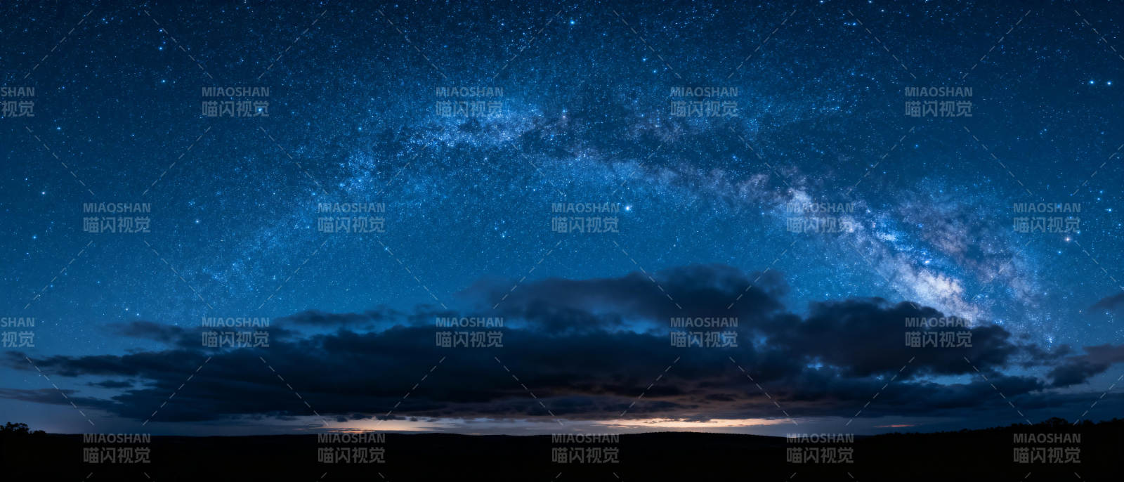 银河横跨夜空图片