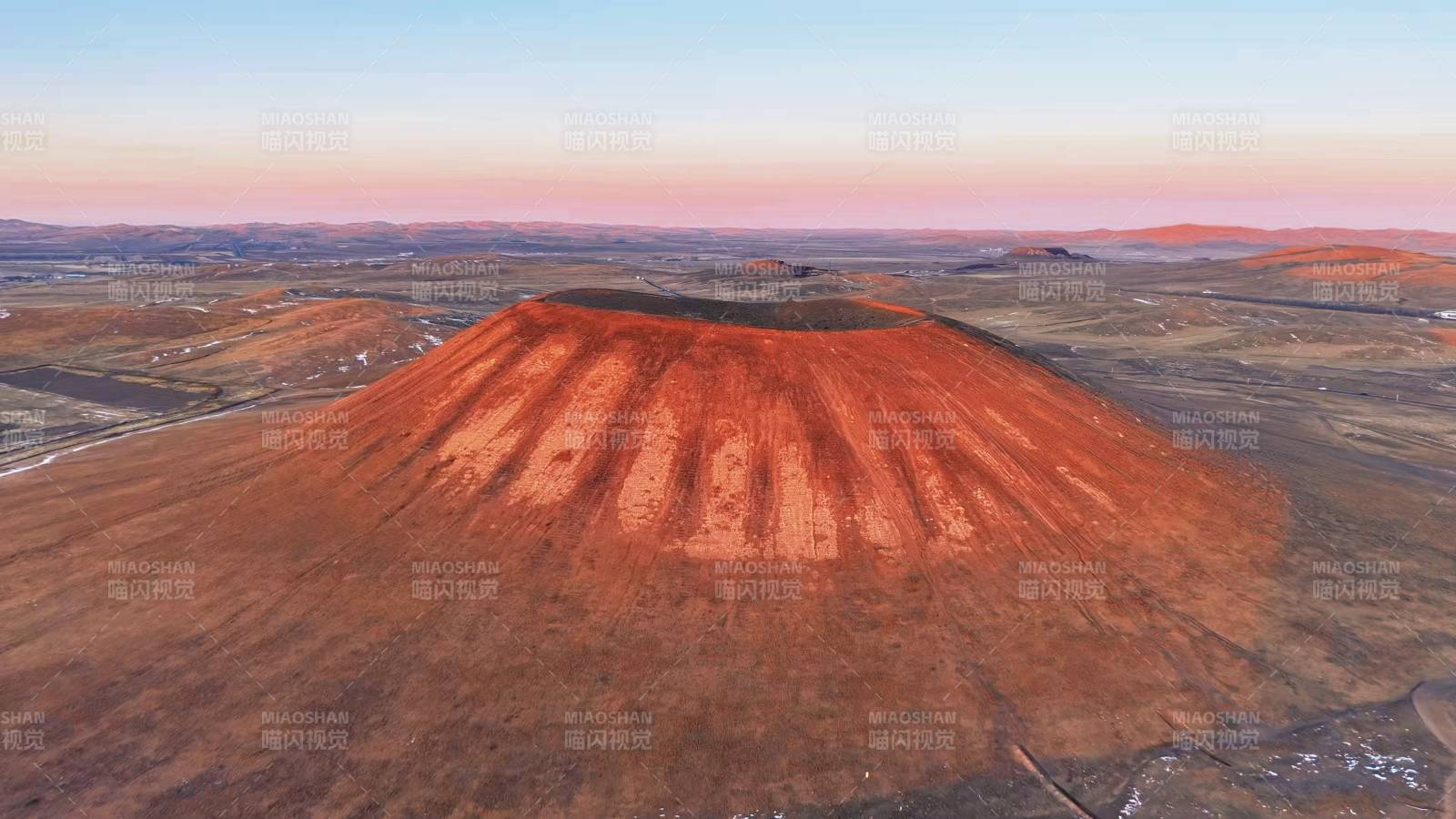 乌兰哈达火山口日落图片