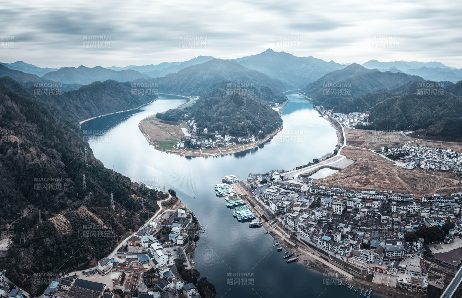 山水环绕的小镇图片