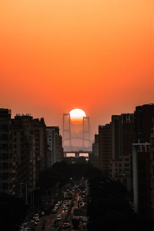 深中通道悬日图片