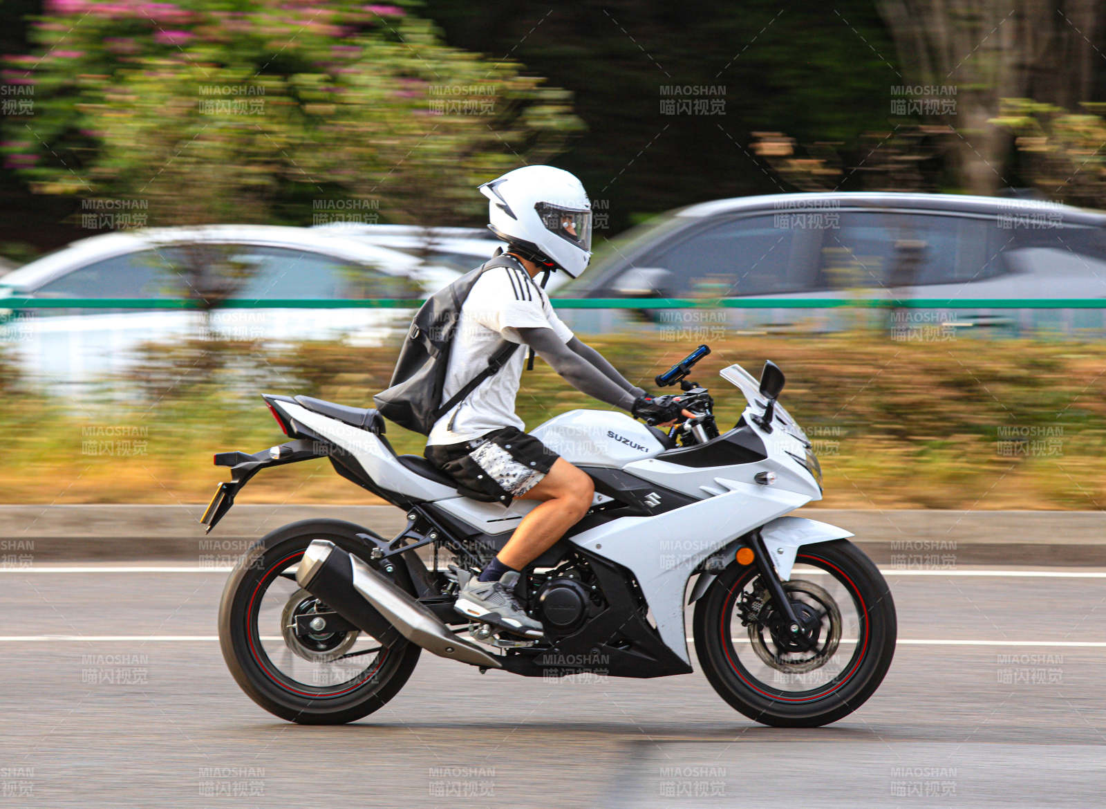 疾驰的摩托车手图片