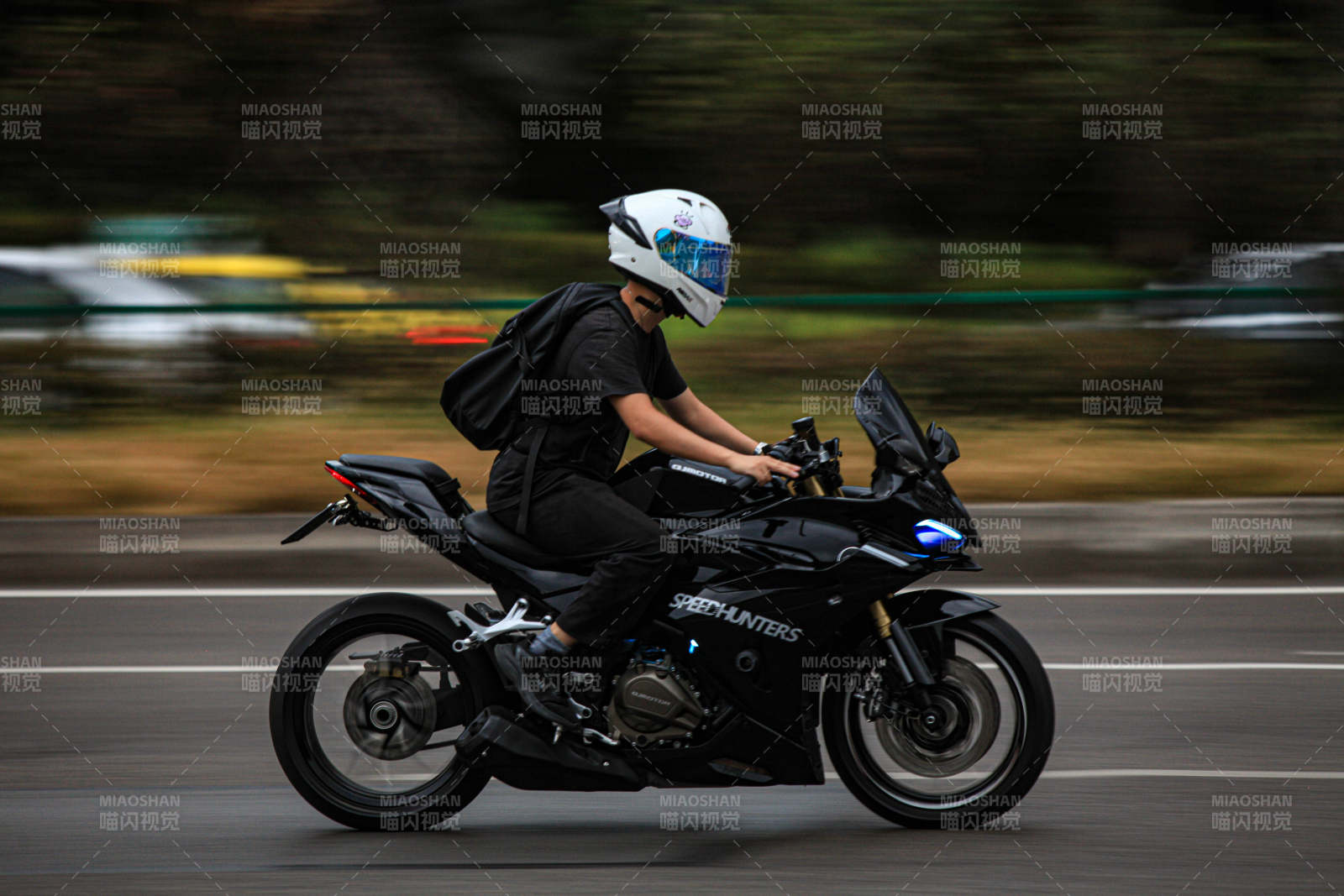 疾驰的摩托车手图片