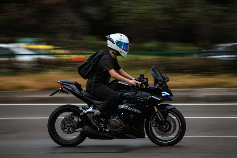 疾驰的摩托车手图片