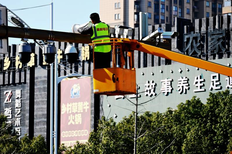 高空作业安装广告牌图片