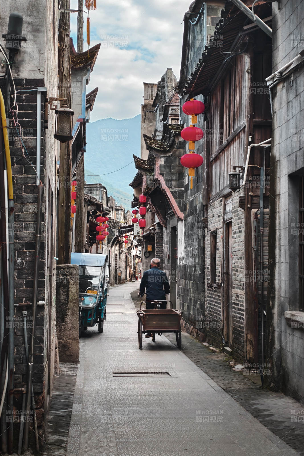 宁德霍童古镇古巷红灯映山影图片