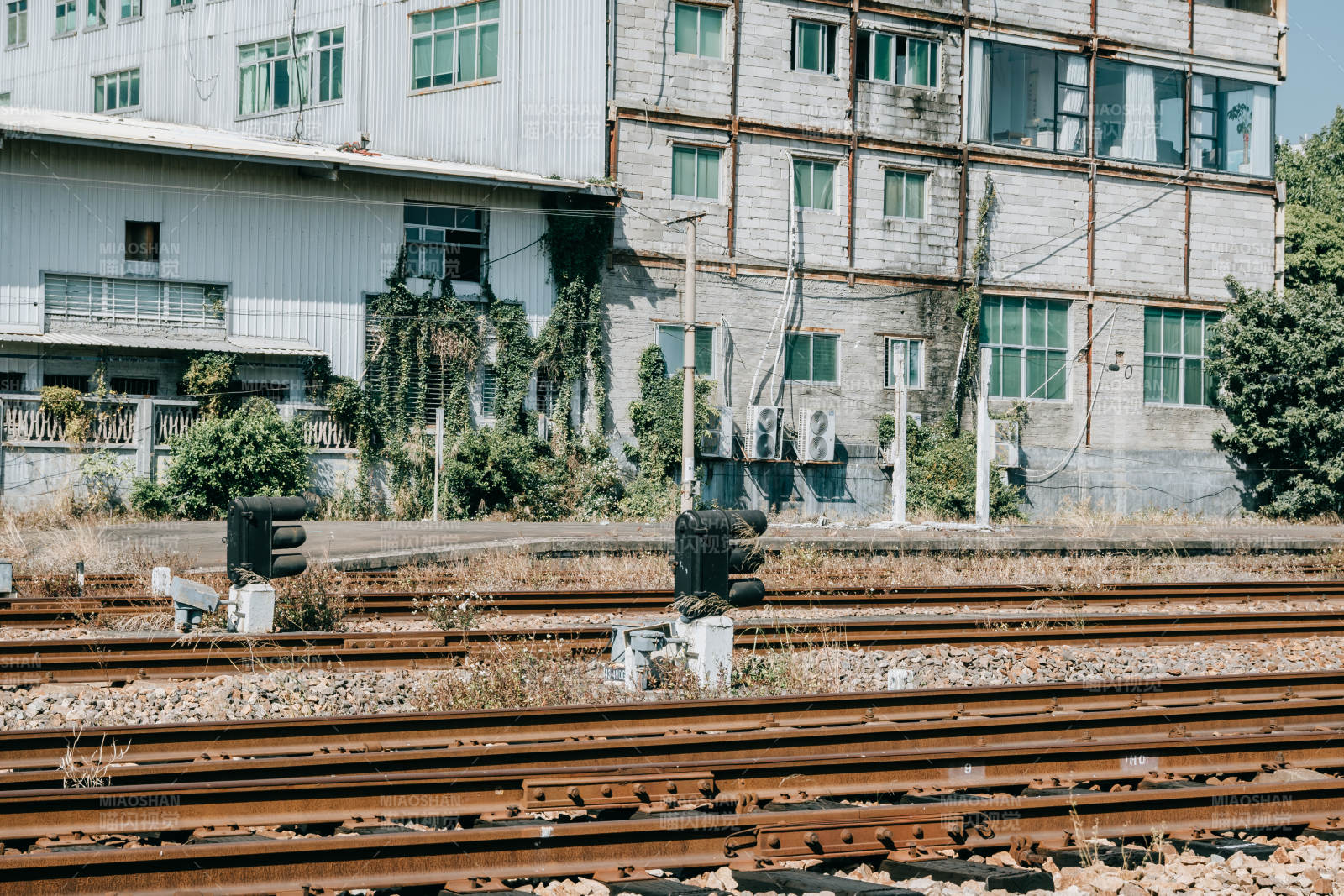 铁轨旁的旧厂房图片