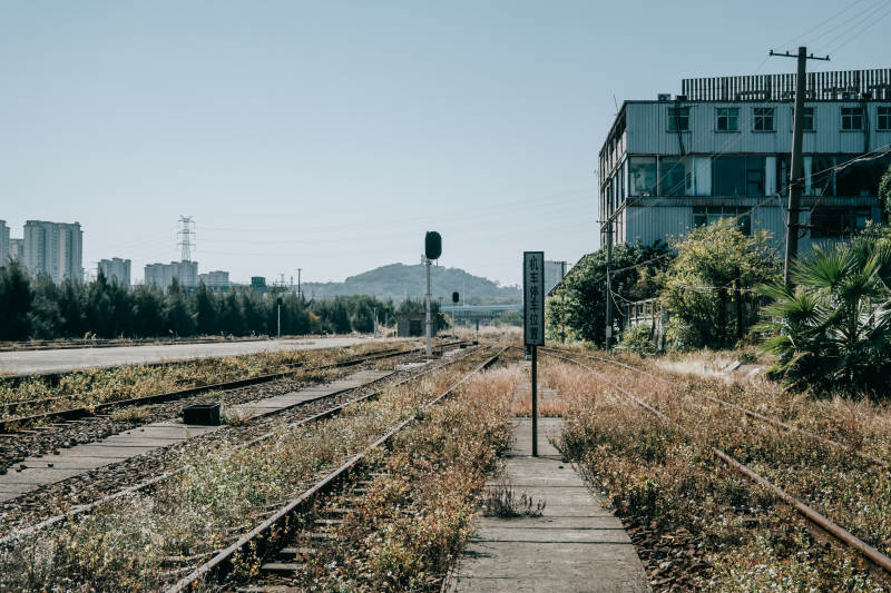 泉州铁轨旁的静谧风景图片