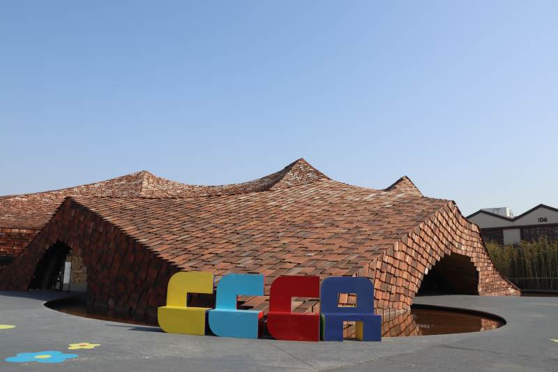 彩色建筑前的字母雕塑图片