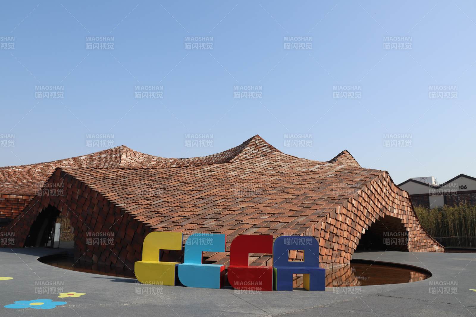 彩色建筑前的字母雕塑图片