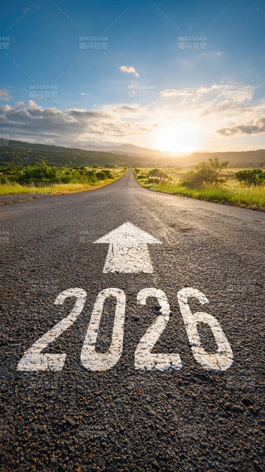公路尽头2026年号与箭头图片
