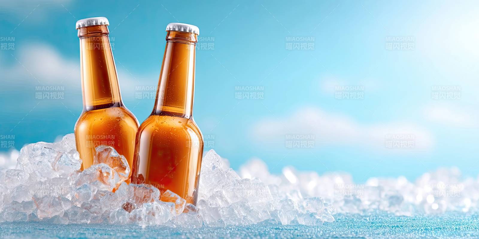 冰镇啤酒瓶清凉夏日图片