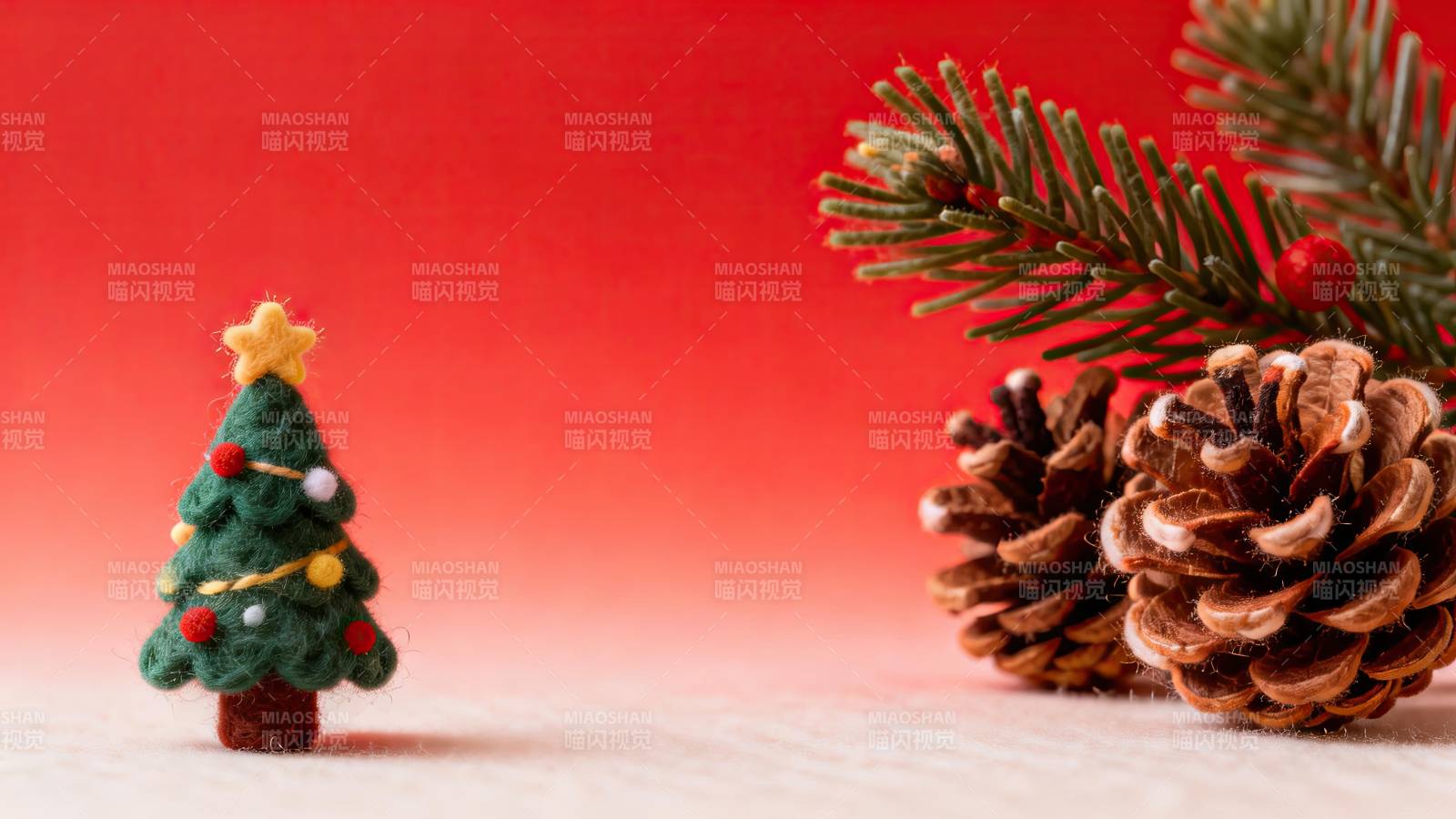 圣诞装饰小树与松果图片