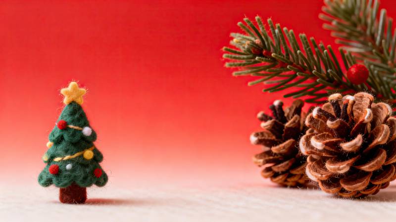 圣诞装饰小树与松果图片