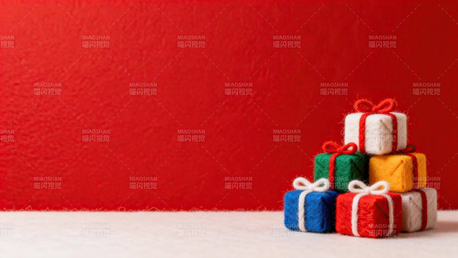 红色背景下的彩色礼物盒堆叠图片