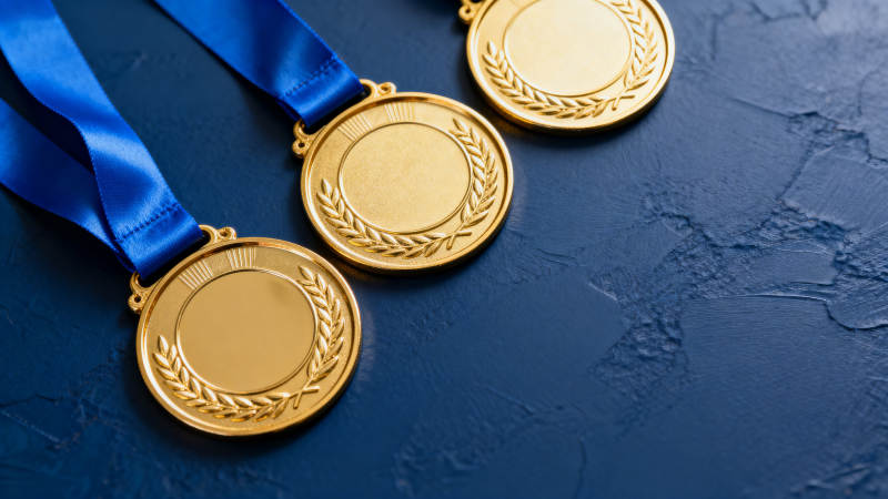 三枚金色奖牌特写图片
