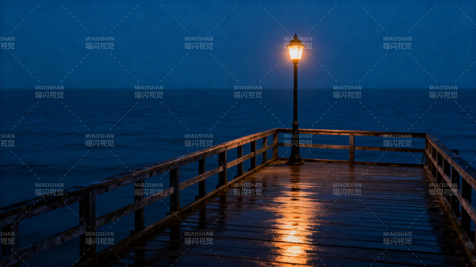 夜晚灯塔下的木栈道图片