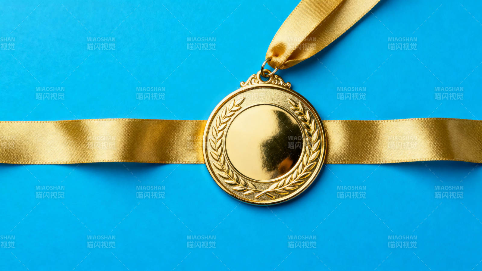 金色奖牌与蓝色背景图片