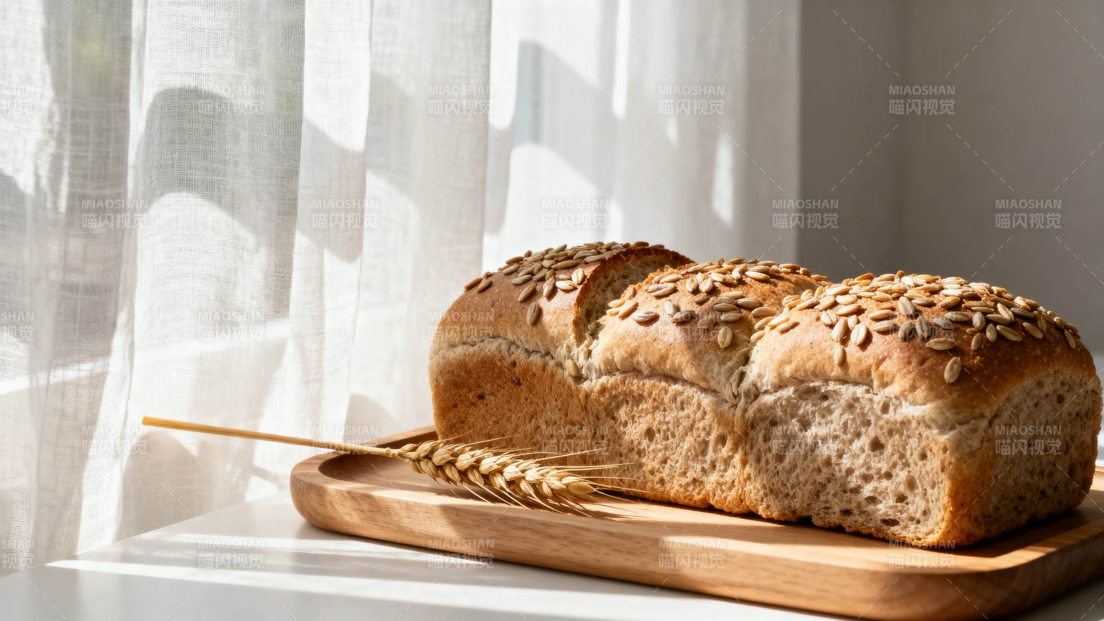 阳光下的全麦面包图片