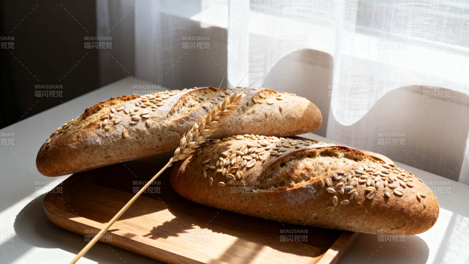 阳光下的全麦面包图片