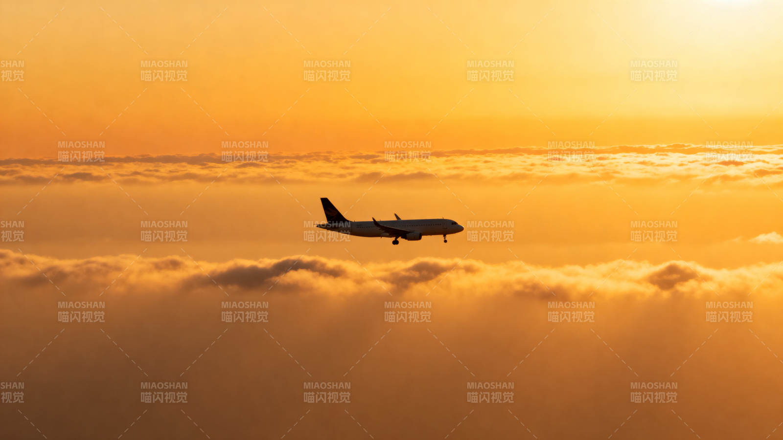 夕阳云海中的飞机图片