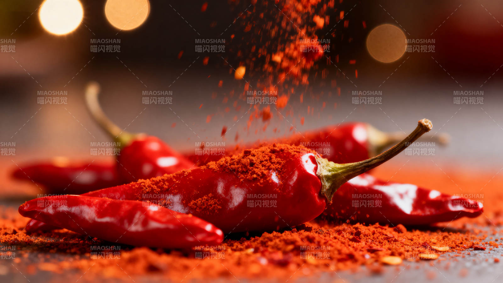 红辣椒与辣椒粉的特写图片