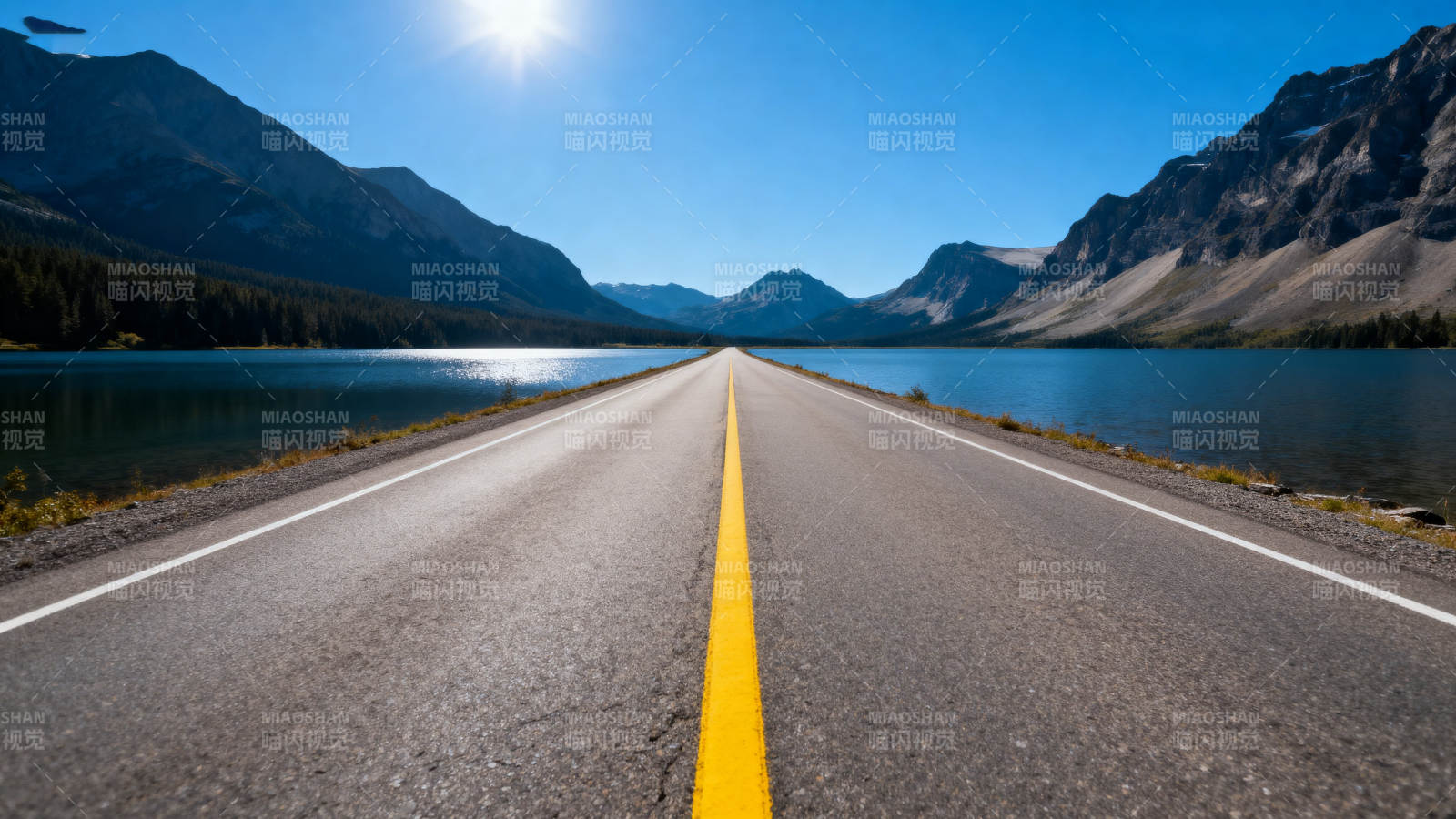 公路延伸向远方的湖泊与山脉图片