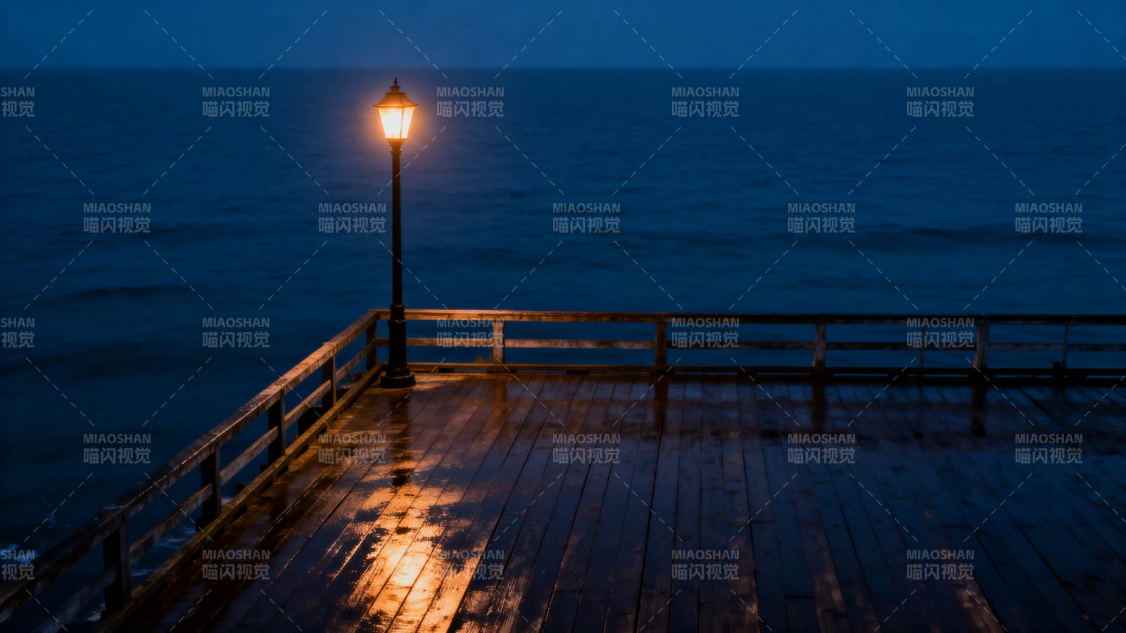 夜晚海港木栈道灯图片