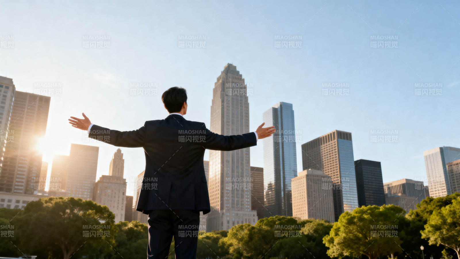 商务人士展望城市未来图片