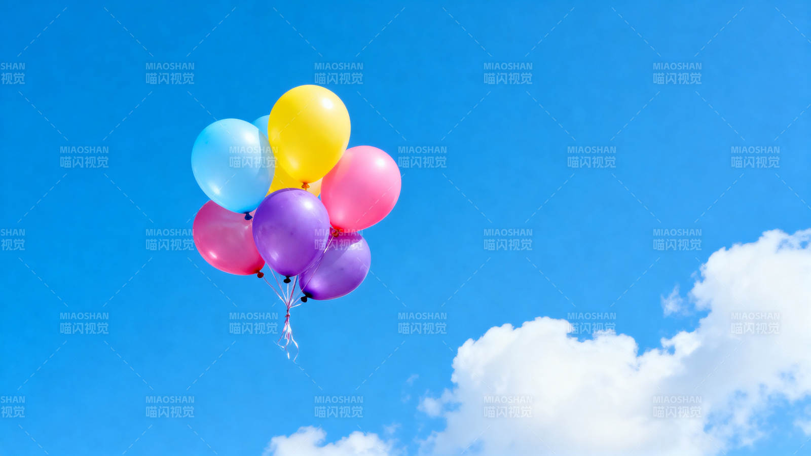 蓝天白云彩色气球图片